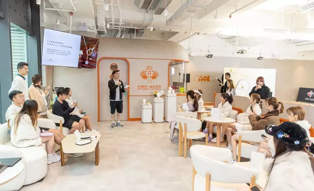 Lovebird Diamond創辦人Ivan向嘉賓介紹全港首個以新興運動「匹克球」為設計藍本的珠寶系列。