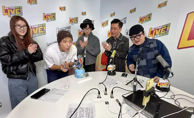 張馳豪吹蠟燭。