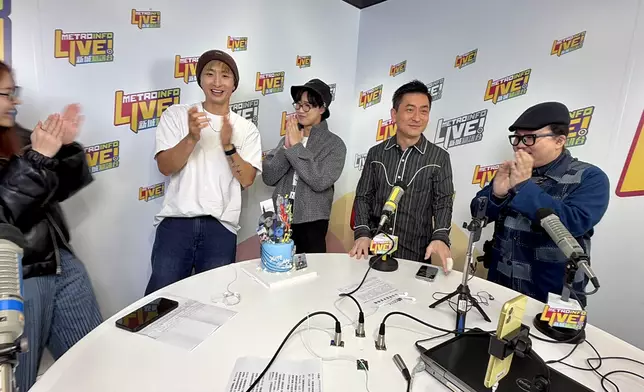 張馳豪吹蠟燭。