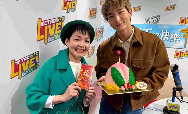 張馳豪接受程凱欣送蛋糕及利是。