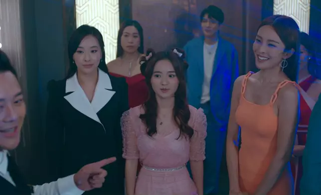 三位嬌娃喺劇入面不斷變裝派福利。