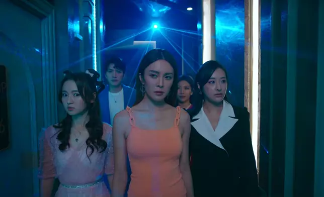 三位嬌娃喺劇入面不斷變裝派福利。