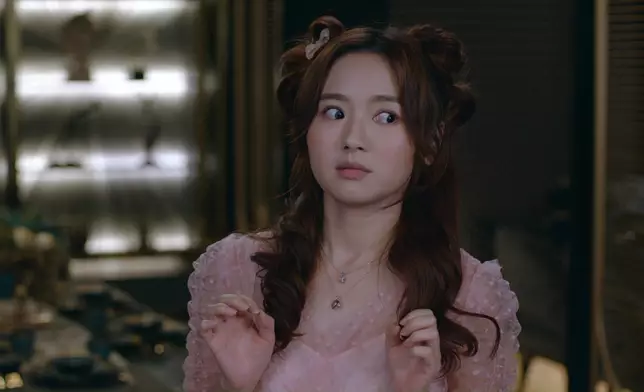 三位嬌娃喺劇入面不斷變裝派福利。