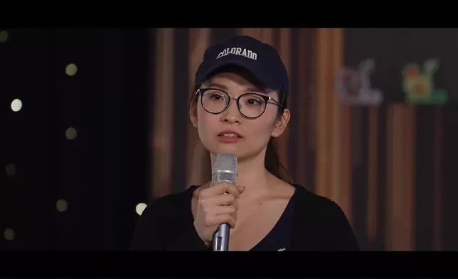 佢淡妝戴眼鏡個樣其實都好唔錯。