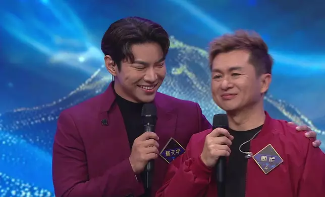 羅天宇與朗尼合唱《曖昧》。