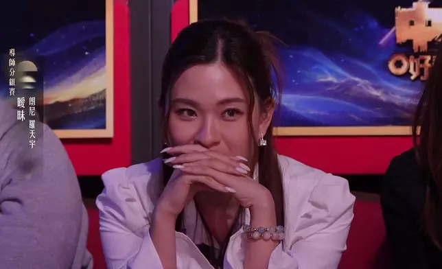 德德用心細聽羅天宇唱歌。