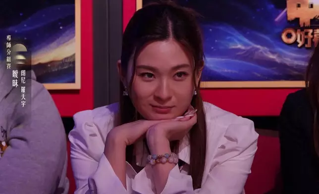 德德用心細聽羅天宇唱歌。