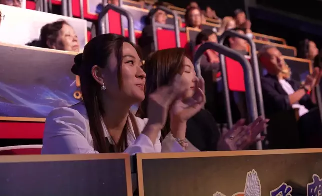 德德用心細聽羅天宇唱歌。