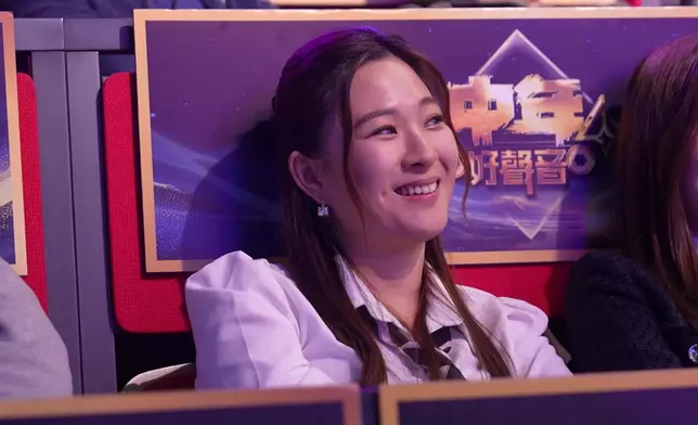 德德用心細聽羅天宇唱歌。