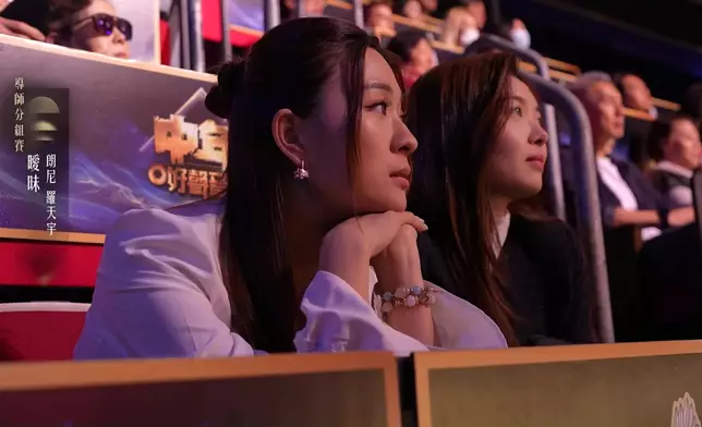 德德用心細聽羅天宇唱歌。