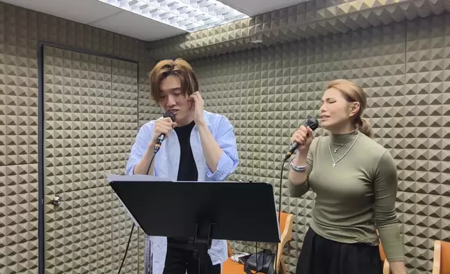 比賽前，謝昉益與可嵐積極練歌。