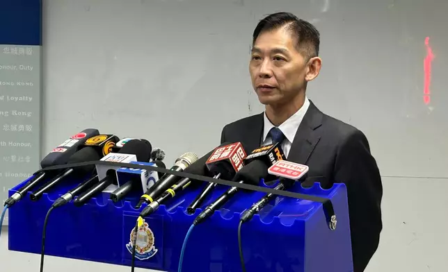 警方大埔警區助理指揮官 (刑事) 警司鍾志強向傳媒簡報案情。巴士的報記者攝