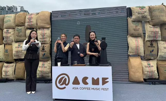 「世界瑰夏巡迴發起人 」匡晨光小姐，日本世界盃沖煮大賽冠軍小野光先生。