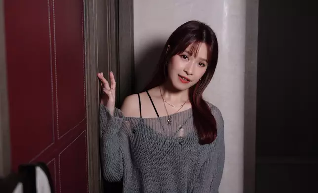 女神李蔓瑩（Renee）近日榮升才女出書，推出寫真散文集《慢下來的理由》。（攝影：inmhypointofview@IG）