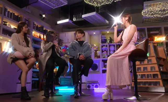 Windy送上新歌《在十字路口告別》，深情望住粉絲獻唱！