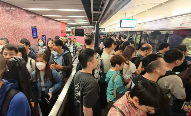 紅磡站人頭湧湧。巴士的報記者攝