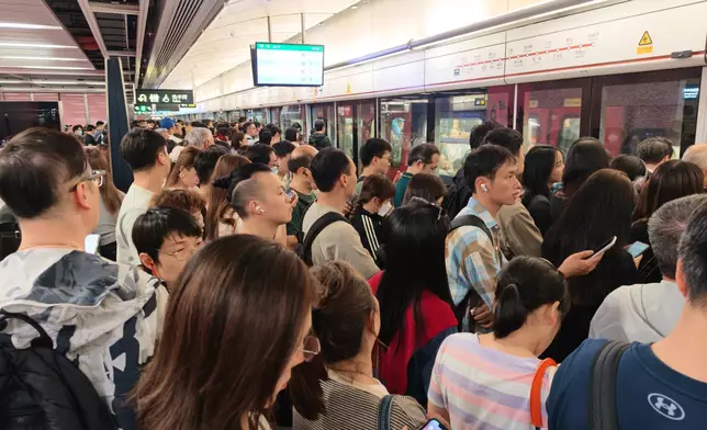 乘客等候上車。巴士的報記者攝