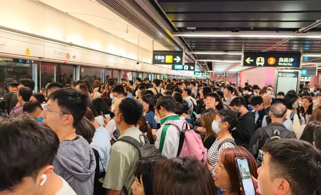 大批乘客迫爆紅磡站。巴士的報記者攝