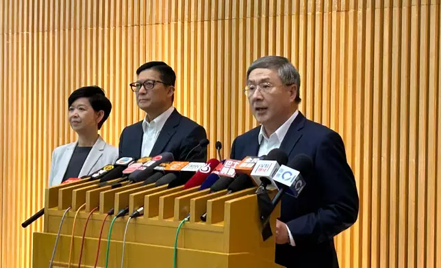 政務司副司長卓永興聯同多名局長見記者。巴士的報記者攝