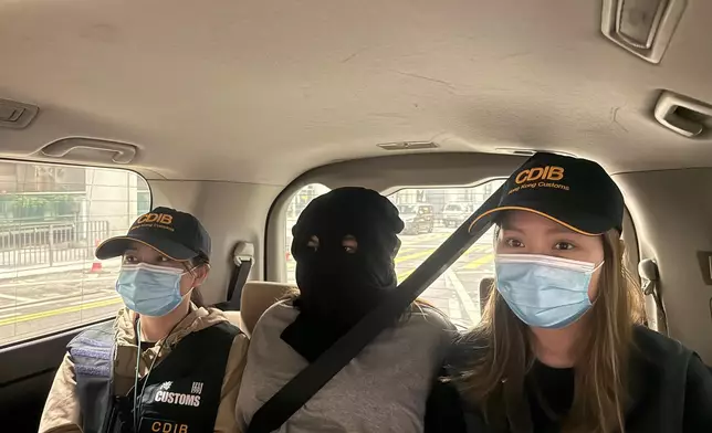 被捕女子（中）。政府新聞處圖片