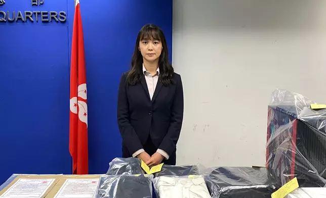 警方新界北總區科技及財富罪案組督察馬頌怡展示證物。