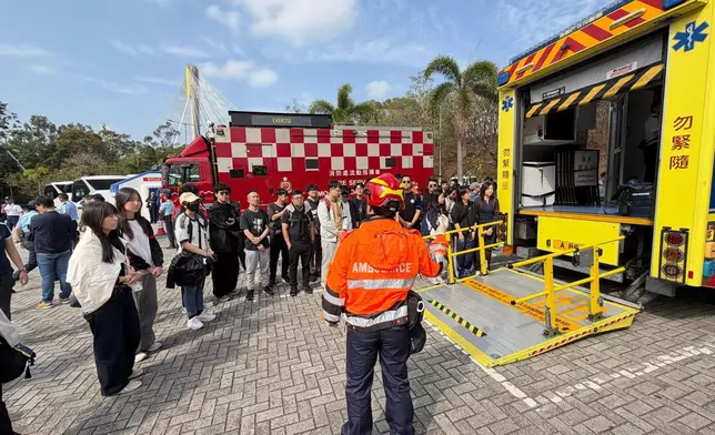 消方處人員作簡介。