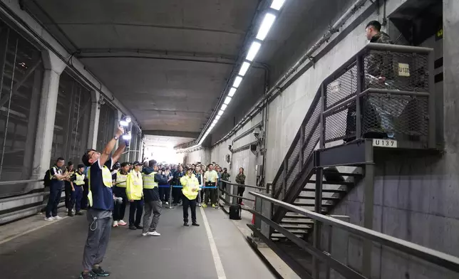 在青馬大橋下層通道演習。