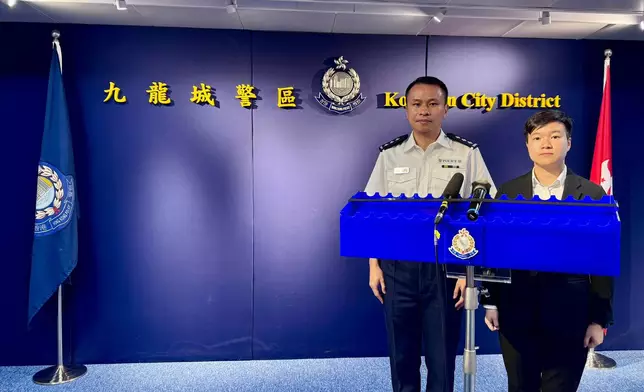 九龍城警區行動主任總督察譚振忠（左）及特別職務隊第二隊督察盧凱文（右）向傳媒簡報案情。