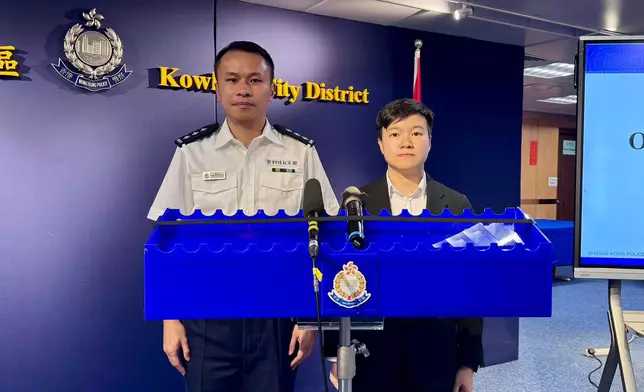 九龍城警區行動主任總督察譚振忠（左）及特別職務隊第二隊督察盧凱文（右）向傳媒簡報案情。