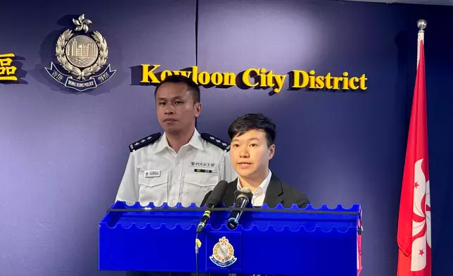 九龍城警區特別職務隊第二隊督察盧凱文（右）發言。