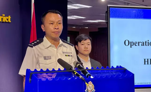 九龍城警區行動主任總督察譚振忠（左）發言。