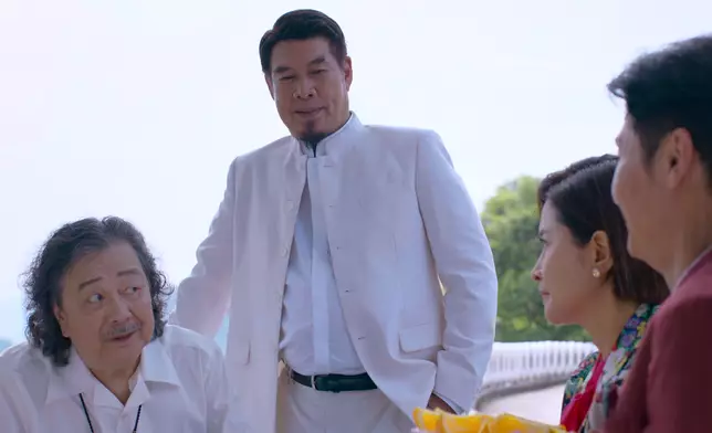 仲要係八卦佬，而且啲唔惡嘅啤啤槓眼神好正。