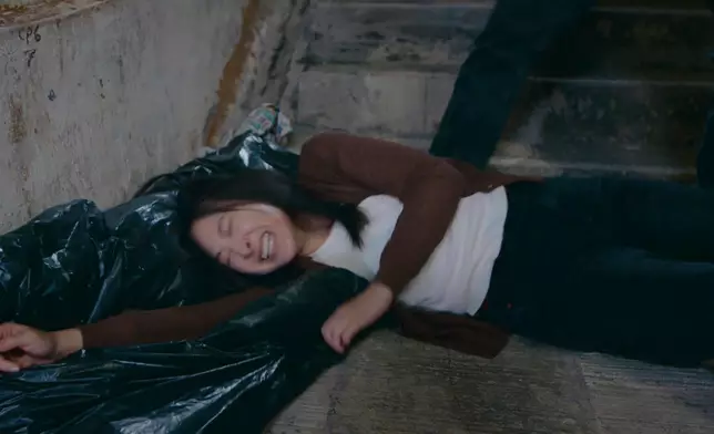 陳瀅任由周百恩拳打腳踢。