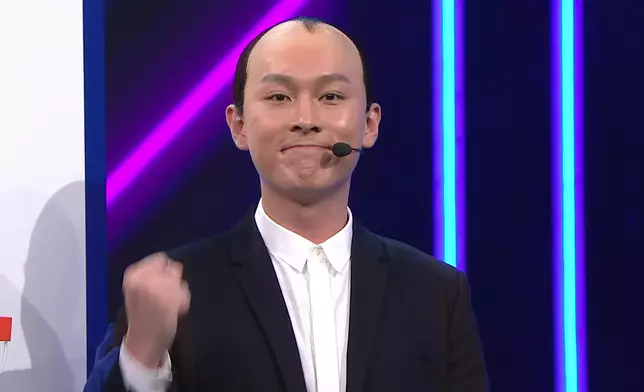 周百恩扮蘇民峰唯肖唯妙。