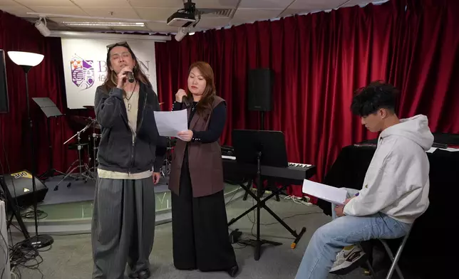 鄭仲豪與楊嘉瓏細心聆聽布志綸的意見。