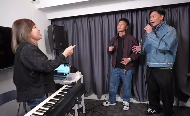 銀老師特訓周志康與莫家淦的唱歌表情。