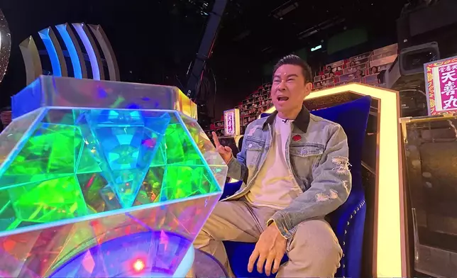 評審們跟住音樂起勢Rock。