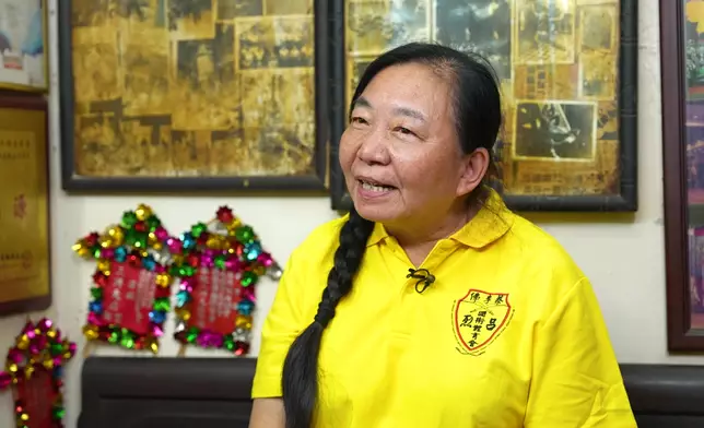 身為長女的呂育英，從小學起便在這個充滿藥酒味的地方長大，幫忙開藥、捽患處。