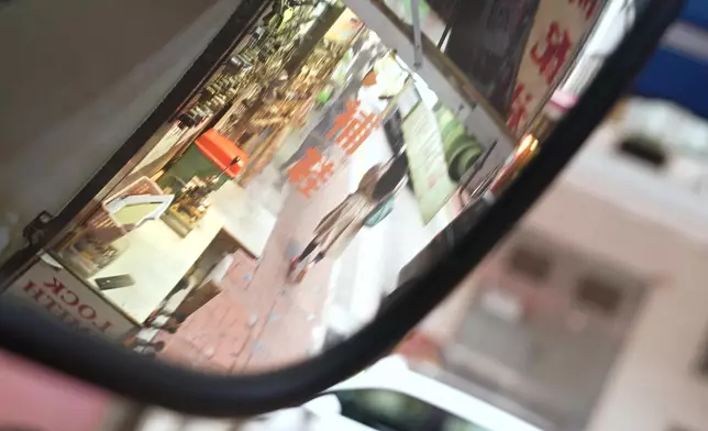 口特意加裝的倒後鏡，隨時起身，隨時服務。