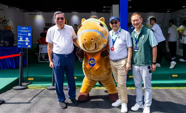前立法會主席梁君彥(左一)、香港賽馬會公司事務執行總監譚志源(右二)及香港哥爾夫球會會長郭永亮(右一)參觀馬會攤位。