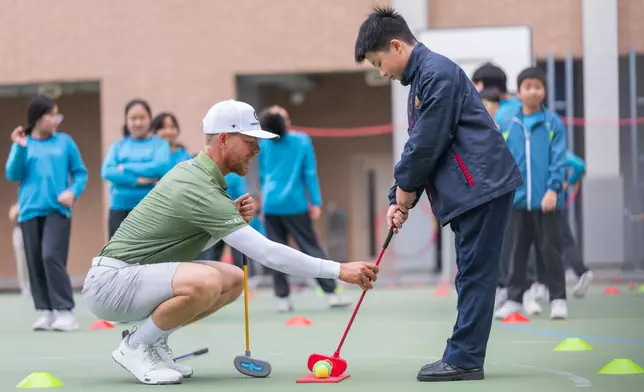 國際頂尖高球手到訪賽馬會樂動人生計劃的參與學校，並與學生交流。