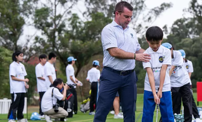 香港哥爾夫球會的高球手在粉嶺球場，為賽馬會滘西洲高Fun小球手計劃及香港賽馬會社區資助計劃:特奧高爾夫球發展計劃的年輕球手提供指導。