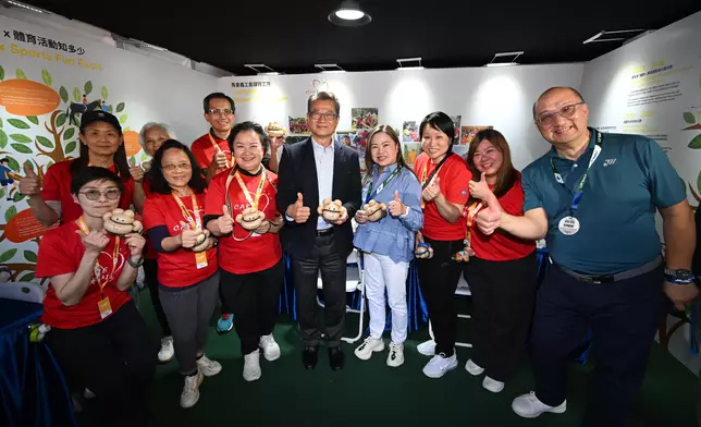 財政司司長陳茂波(左四)、文化體育及旅遊局局長羅淑佩(右四)、香港賽馬會公司事務執行總監譚志源(右一)與馬會義工隊CARE@hkjc成員合照。