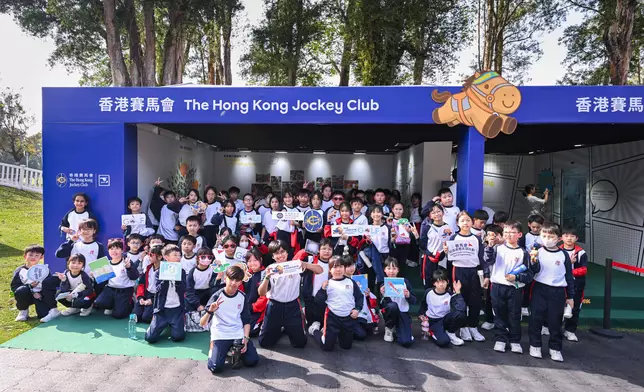 賽馬會社區高爾夫球計劃參加者參觀馬會攤位。