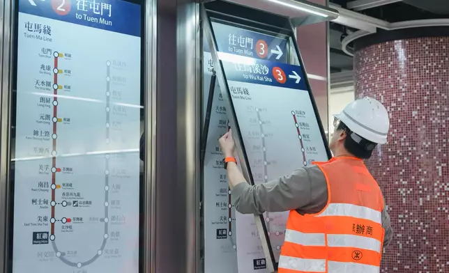 乘客只需留意標示，便可知道月台的列車行駛方向。