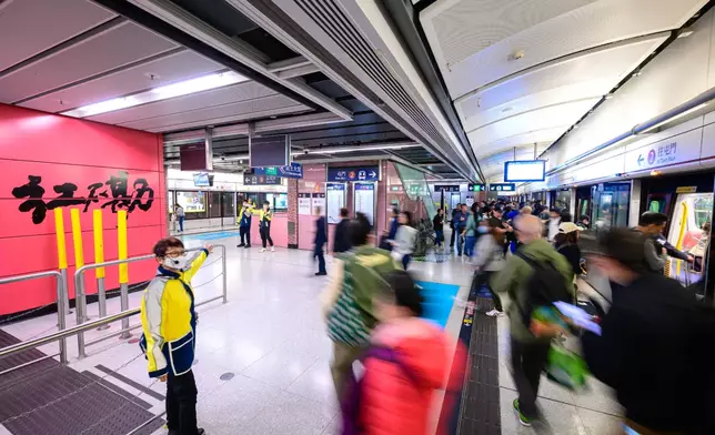 港鐵加派職員提示乘客留意特別服務安排