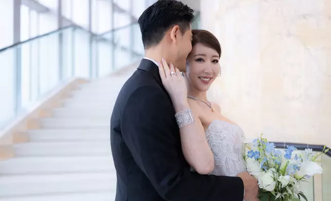 Alycia本月於正式與夫婚夫拉埋天窗。