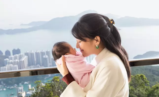 鄭瑤晒出抱着B女的合照報喜。