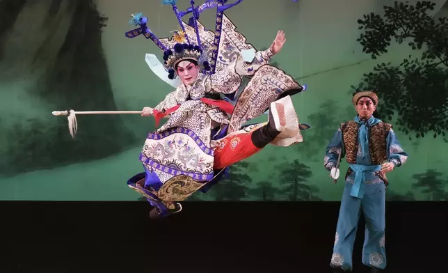 莫華敏武功底子強，躍起半空一字馬亦輕而易舉。