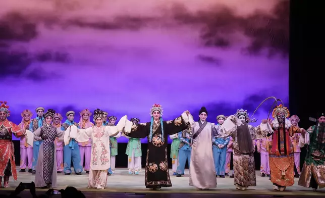 《安國紅玉》一眾演員一起向觀眾致謝。